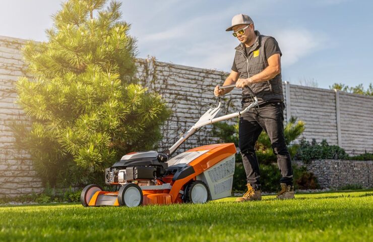 Wanneer graszoden maaien foto